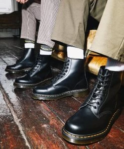 New In Dr. Martens 1460 Smooth Boots Black